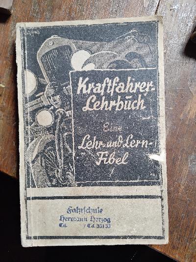 Kraftfahrerlehrbuch++Eine+Lehrfibel+zur+Vorbereitung+auf+die+Pr%C3%BCfung