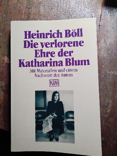 Die verlorene Ehre der Katharina Blum   oder wie Gewalt entstehen und wohin sie führen kann  Erzählung   Mit Materialien und einem Nachwort des Autors - Front Cover