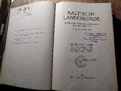 Baltische Landeskunde  im Verein mit mehreren Mitarbeitern herausgegeben  2 Bände - Front Cover