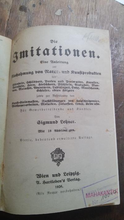 Die Imitationen  Eine Anleitung zur Nachahmung von Natur - und Kunstprodukten wie: Elfenbein, Schildpatt, Perlen und Perlmutter, Korallen, Bernstein, Horn, Hirschhorn, Fischbein, Alabaster, Marmor, Malachit, Avanturin, Lapislazuli, Onyx, Meerschaum, Schiefer, edlen Hölzern sowie zur Anfertigung von Kunst-Steinmassen, Nachbildungen von Holzschnitzereien, Bildhauerarbeiten, Mosaiken, Intarsien, Leder, Seide usw. Für Gewerbetreibende und Künstler - Front Cover