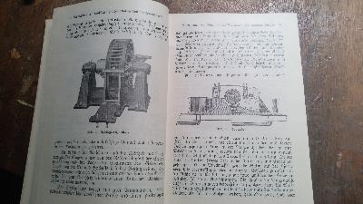 Die Imitationen  Eine Anleitung zur Nachahmung von Natur - und Kunstprodukten wie: Elfenbein, Schildpatt, Perlen und Perlmutter, Korallen, Bernstein, Horn, Hirschhorn, Fischbein, Alabaster, Marmor, Malachit, Avanturin, Lapislazuli, Onyx, Meerschaum, Schiefer, edlen Hölzern sowie zur Anfertigung von Kunst-Steinmassen, Nachbildungen von Holzschnitzereien, Bildhauerarbeiten, Mosaiken, Intarsien, Leder, Seide usw. Für Gewerbetreibende und Künstler - Front Cover