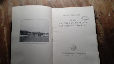 Under+Dannebrog+og+Tricoloren+paa+Gronlands+Ostkyst